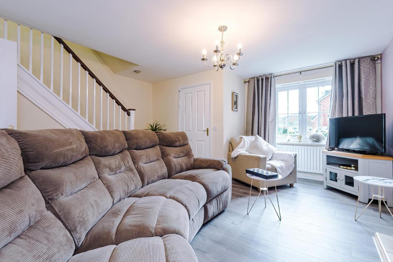 Manchester Comfortable 3 Bedroom House, Free Parking, Wifi & Disneyplus Worsley Exterior foto