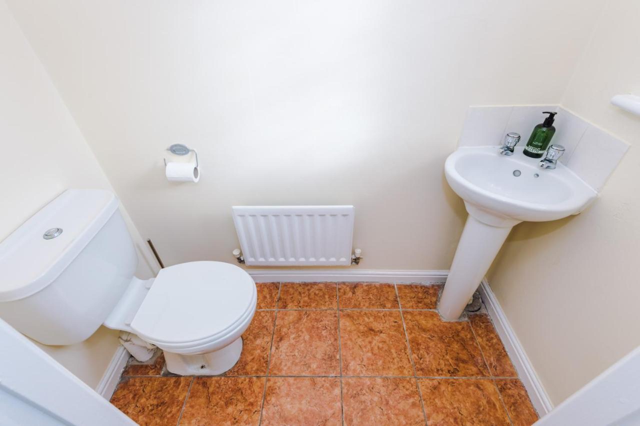 Manchester Comfortable 3 Bedroom House, Free Parking, Wifi & Disneyplus Worsley Exterior foto