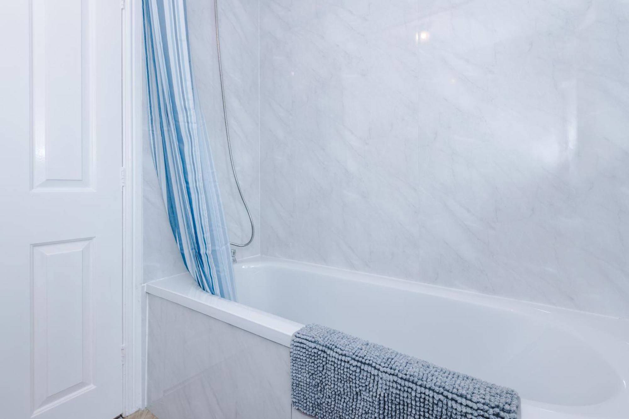 Manchester Comfortable 3 Bedroom House, Free Parking, Wifi & Disneyplus Worsley Exterior foto